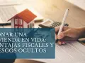 Mesa con maqueta de casa, calculadora y mano firmando un documento. Se puede regalar una casa, explorando ventajas fiscales y riesgos.