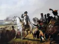 Napoléon, sur son cheval blanc, observe la bataille. La fumée des combats annonce la victoire de Napoléon.