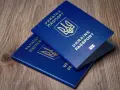 Dwa niebieskie paszporty Ukrainy leżą na drewnianym blacie. Czy wystarczą na podróż do Turcji, czy potrzebny jest dowód osobisty?