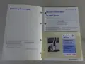 Ein offenes Serviceheft mit dem Titel "Fahrzeugdatenträger" und "Service-Information". Darunter Informationen zum Ölwechsel-Service und Bremsflüssigkeits-Service.