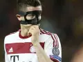 Piłkarz w masce ochronnej na twarzy, być może zastanawia się, dlaczego Lewandowski gra w masce.