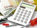 Calculatrice, euros, vis et cheville : tout pour estimer les ressources maprimerenov plafond.