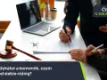 Wierzyciel kto to? Dwie osoby przy biurku podpisują umowę, obok młotek sędziowski i laptop.