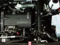 Silnik TDI 1.9 Volkswagena z widocznym akumulatorem i elementami układu dolotowego.