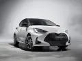 Biała Toyota Yaris Hybrid 130 z czarnym dachem i sportowymi felgami, gotowa na miejskie wyzwania.