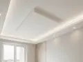 Soffitto moderno con faretti e illuminazione a LED integrata, un esempio di come imbiancare il soffitto per un effetto luminoso e pulito.