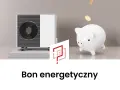 Pompa ciepła i skarbonka z monetami symbolizują oszczędności. Bon energetyczny 2026 pomoże Ci zadbać o domowy budżet.