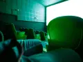 Puste zielone fotele kinowe, idealne jastrzębia góra atrakcje na niepogodę. Czekamy na film.