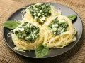 Makaron z pesto ze słoika przepis: spaghetti z kremowym szpinakiem i serem. Szybkie i proste danie.