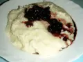 Puszysta kasza manna z wiśniami. Czy kasza manna ma gluten? Tak, tradycyjna kasza manna zawiera gluten.