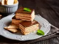 Pastelitos de galleta con dulce de leche y chocolate, un postre casero que recuerda a la abuela en España.