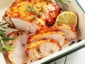 Pieczony filet z indyka, pokrojony w plastry, z rozmarynem i cytryną. Idealny pomysł, co zrobić z fileta z indyka na szybko.