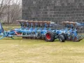 Potężny, niebieski pług 10 skibowy Lemken, gotowy do pracy na polu.