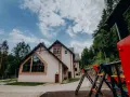 Idealne noclegi w okolicy Babiej Góry. Domki z placem zabaw, otoczone lasem, czekają na gości.