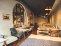 Przytulne wnętrze restauracji, idealne miejsce, gdzie zjeść w Chojnicach.