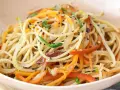 Chow mein en un tazón con verduras y semillas de sésamo.