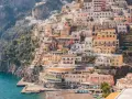 Kolorowe domy wspinają się po stromym zboczu nad turkusowym morzem. Tak wyglądają Włochy, malownicze wybrzeże Amalfi.