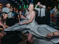 Panna młoda wiruje w sukni, a goście weselni śpiewają piosenki biesiadne weselne. Radość i zabawa na parkiecie.