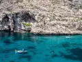 Malta, grudzień: turkusowa woda, skaliste klify i łodzie. Pogoda idealna na rejs.