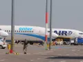 Samolot Enter Air na lotnisku. Zastanawiasz się, ile zarabia stewardessa Enter Air?
