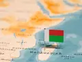 Flaga Madagaskaru na mapie. Luty to pora deszczowa, więc pogoda może być gorąca i wilgotna.