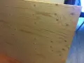 En stor skiva **betsa plywood** med tydliga ådringar och kvistar. Perfekt för ett rustikt projekt.