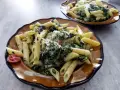 Penne z fetą i szpinakiem, posypane parmezanem. Idealny przepis na makaron ze szpinakiem i fetą.