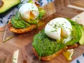 Toast con uova in camicia e avocado, un piatto delizioso e salutare, pronto per essere gustato.
