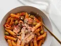 Penne z sosem pomidorowym, oliwkami i startą mozzarellą, posypane płatkami chili. Idealny makaron z mozzarellą na szybki obiad.
