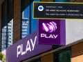 Awaria internetu Play. Komunikat o błędzie wysyłania wiadomości na tle logo operatora.