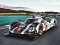 Porsche 919 hybrid z numerem 1 pędzi po torze wyścigowym.