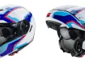 Due caschi integrali Caberg bianchi con grafiche blu, rosse e azzurre. Il casco integrale significa massima protezione.