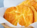 Puszyste, złociste cloud bread, idealne na lekki posiłek. Prosty cloud bread przepis na zdrowe pieczywo.