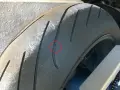 Gomma moto con segno di usura, un dettaglio che fa pensare: dopo quanti anni le gomme moto si induriscono?