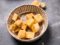 Goldbraun gebratene Tofuwürfel in einer Schale, bereit zum Genießen. Perfekt, um Tofu zuzubereiten.