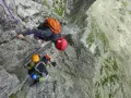 Wspinacze na via ferrata Gerlach. Trasa pełna wyzwań, z widokiem na skaliste zbocza.