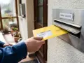 Postbote steckt gelben Brief mit "Bußgeldstelle" in Briefkasten. BG zahlt kein verletztengeld mehr.