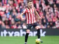 Aitor Paredes, jugador del Athletic Club, controla el balón en un partido.