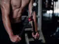 Mięśnie tricepsów w akcji. Zastanawiasz się, ile serii na triceps w tygodniu da najlepsze efekty?