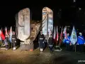 Uroczystość przy pomniku Ofiar Grudnia 1970 w Gdyni. Wartę honorową przy monumentalnym obelisku pełnią żołnierze i harcerze.