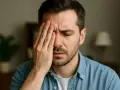 Uomo con mano sull'occhio, forse a causa di uno scotoma anulare.