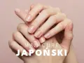 Dłonie z naturalnie wyglądającymi paznokciami. Tekst: "MANICURE JAPOŃSKI". Zastanawiasz się nad wadami?