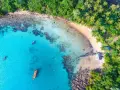 Rajska zatoka z turkusową wodą, piaszczystą plażą i palmami. To miejsce to jedne z najpiękniejszych wysp Europy.