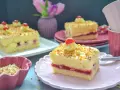 Stückchen eines Frankfurter Kranz Blechs mit Buttercreme, Kirschen und gehackten Nüssen.