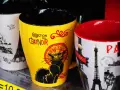 Kubki z motywami Paryża i czarnego kota. Idealne pamiątki, jeśli zastanawiasz się, co kupić we Francji.