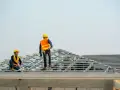 Ile zarabia blacharz dekarz? Zaskakujące różnice w wynagrodzeniach
