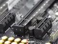 Złącza PCI Express x1 na płycie głównej, gotowe na nowe karty rozszerzeń.