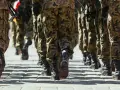 Żołnierze w mundurach maszerują. Czy w wieku 40 lat można iść do wojska? Tak, wiek nie jest przeszkodą dla chętnych do służby.