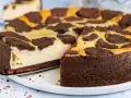 Ein fluffiger russischer Zupfkuchen mit Schokoladenstreuseln und cremiger Füllung, bereit zum Genießen.