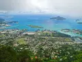 Widok z góry na wyspę z portem, domami i turkusowym morzem. Czy to Seszele, czy Mauritius?